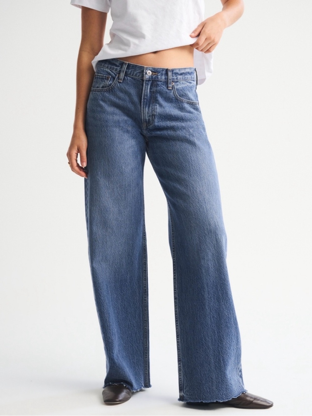 Abercrombie & Fitch Low Rise Ultraloose Jean in size 28 Long/ Medium Wash / NWOT